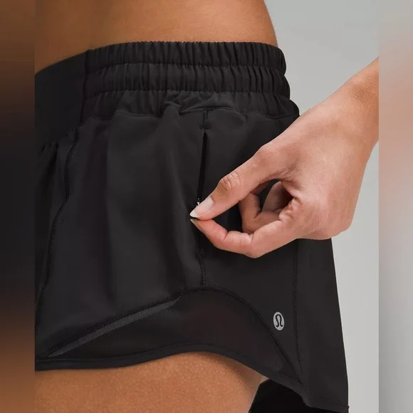 lululemon athletica Hotty Hot Low-Rise Unlined Short 2.5" Black Shorts Sz 6 - Picture 4 of 13